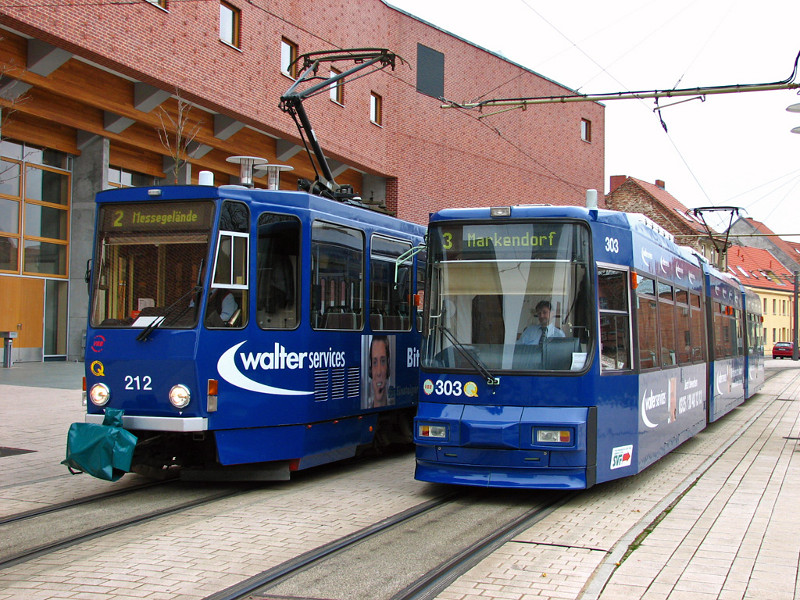 Tatra- und Niederflurwagen in blau